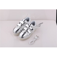 Unisexe à prix bon marché modèle d&#39;aile USB charge bas coupé argenté LED sport chaussures de sport pour enfants